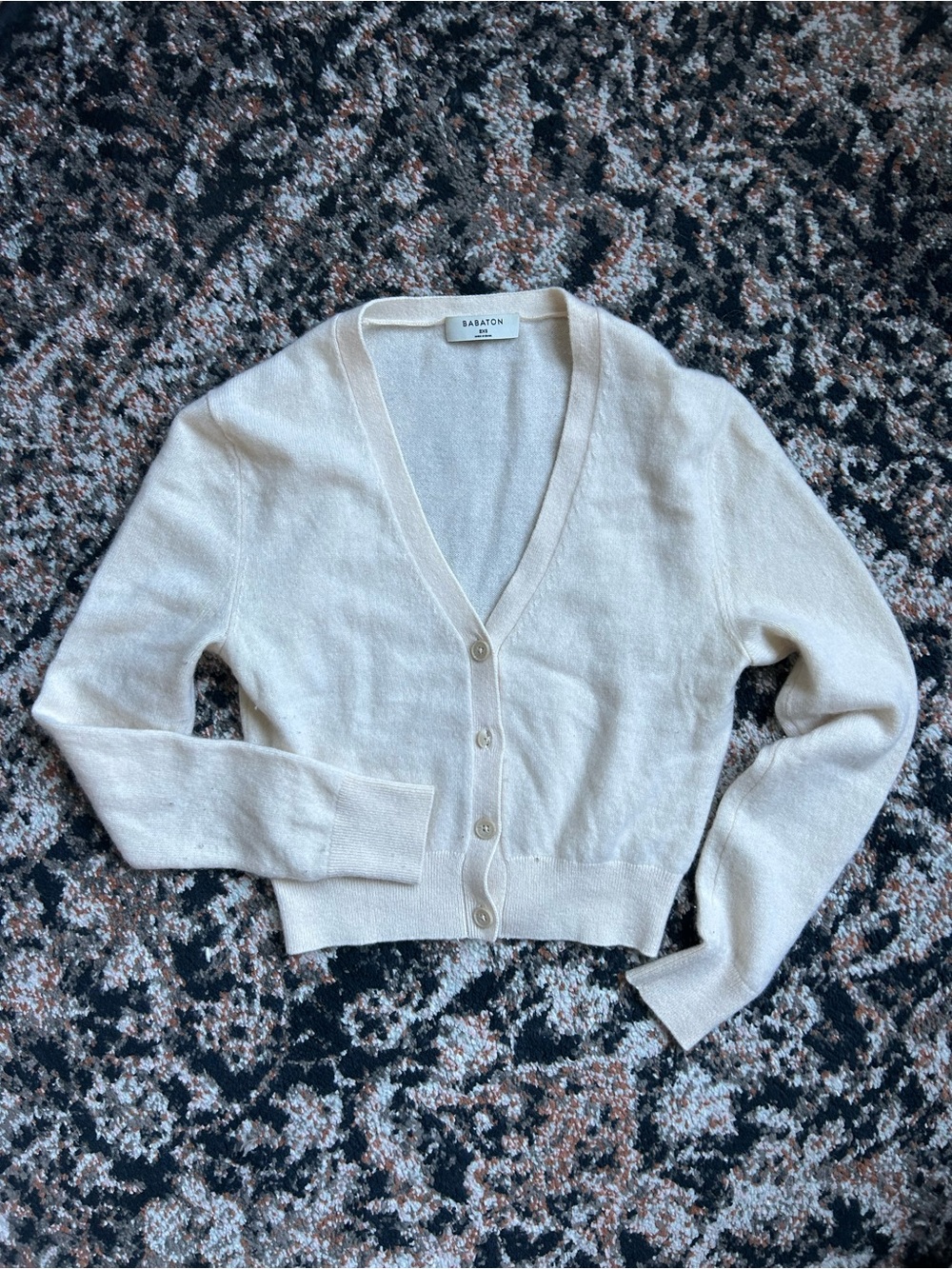 Aritzia Babaton cream 100% cashmere
cardigan